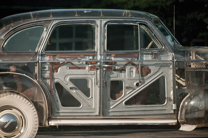 Сквозь органическое стекло можно рассмотреть внутреннее строение автомобиля.