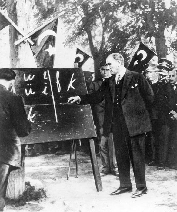Мустафа Кемаль Ататюрк показывает новый алфавит 20 сентября 1928 года.