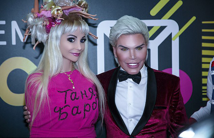 Татьяна Тузова и Родриго Альвес, сделавшего многочисленные операции, чтобы быть похожим на куклу Кена.