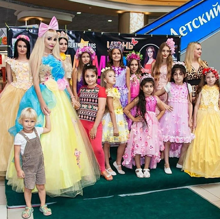 Русская Барби вместе с детьми.