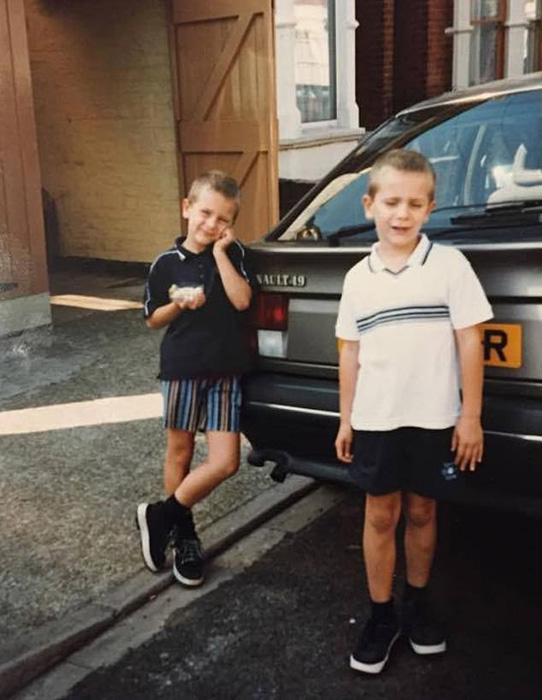 Харви (слева) и Люк в шестилетнем возрасте.