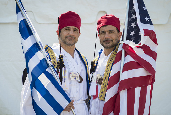 Тимоти и Ларри Леонакис гордятся своими греко-американскими корнями.