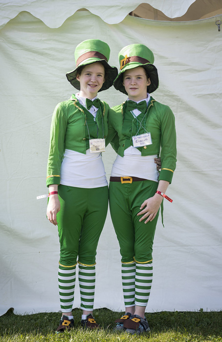 Мэри и Элизабет Гиллен намекают в своих костюмах на свои ирландские корни.