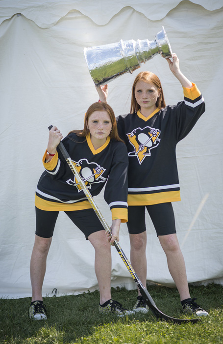 Кайли и Райли оделись в стиле Питтсбургских Пингвинов.
