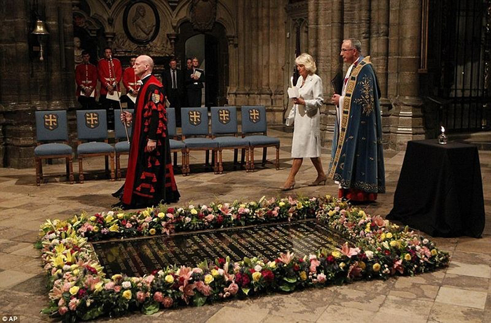 Герцогиня Корнуольская Камилла  идет мимо Могилы Неизвестного Солдата в Лондоне.