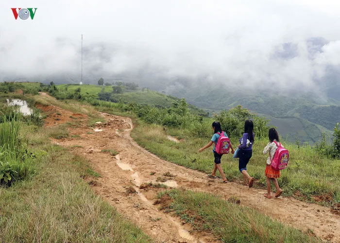 Дорога в школу занимает 15 километров по горам.