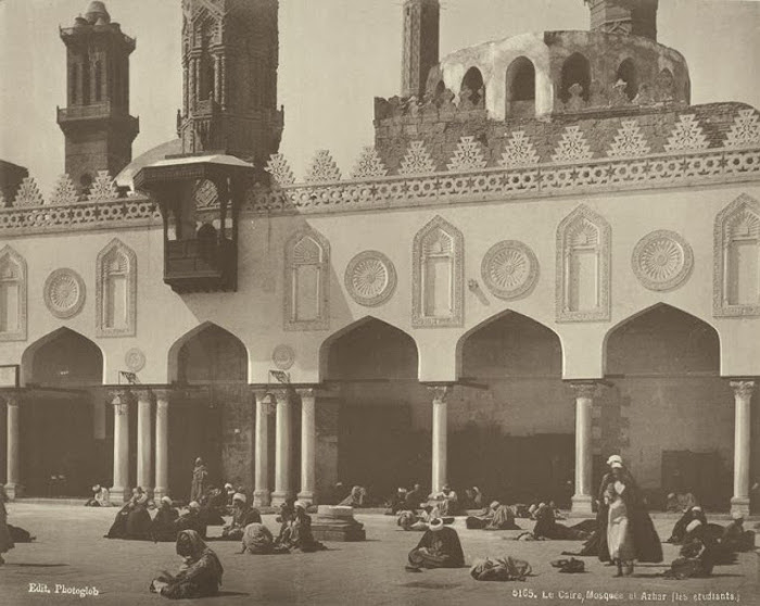 Студенты у мечети Аль-Ажар.