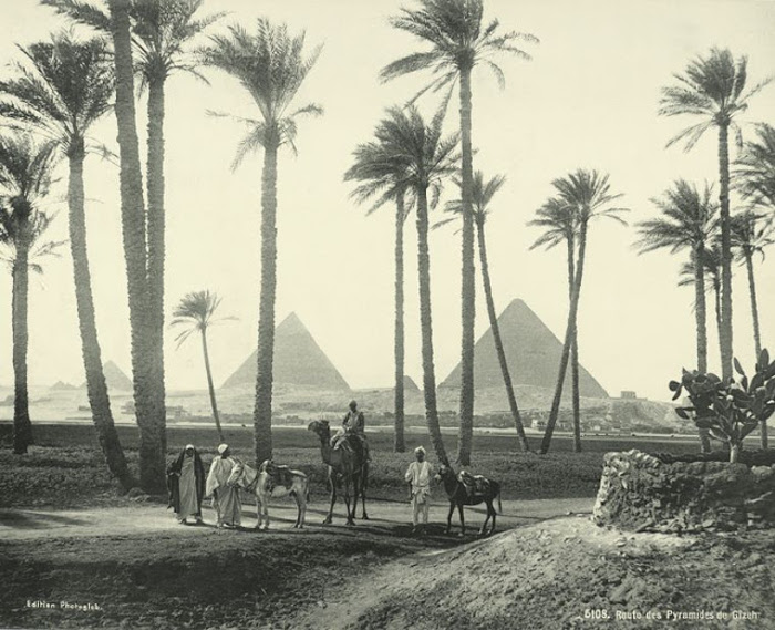 Дорога к пирамидам в Гизе.