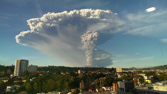 Масштабный выброс пепла из жерла вулкана.
