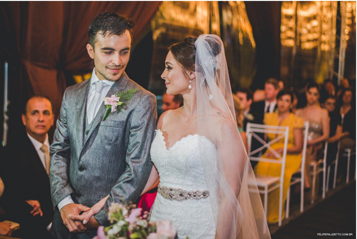 Жених и невеста очень переживали в день своей свадьбы из-за непогоды. Фото: Felipe Paludetto.