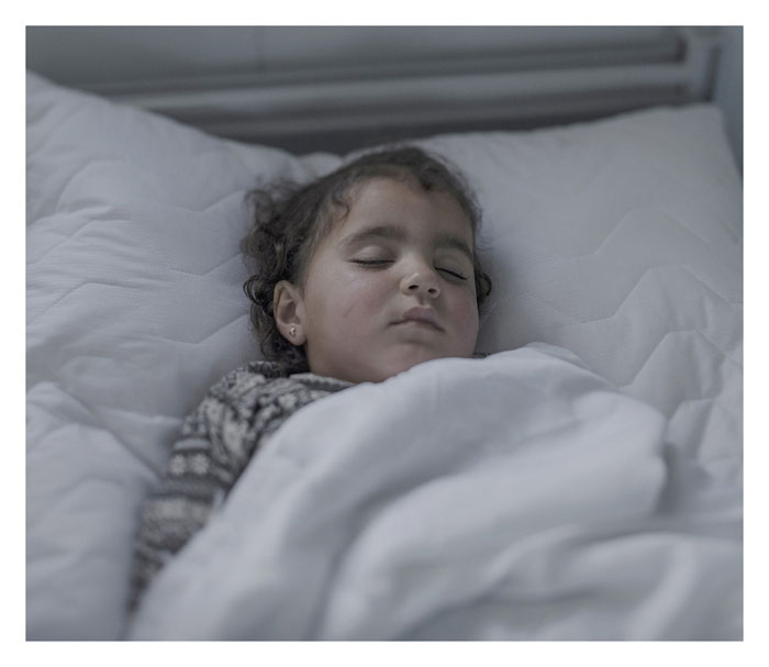 Иман, 2 года. Спит в кроватке в госпитале города Азрак, Иордания.