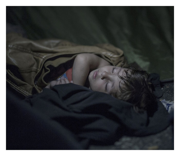 Махди, 1 год. Спит на земле в Хоргос, Сербия.