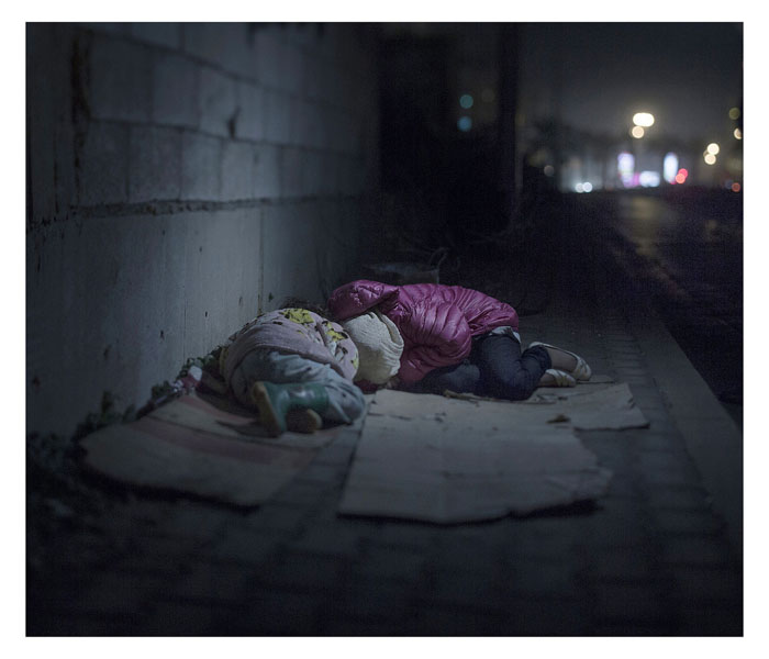 Ралия, 7 лет, и Рафар, 13 лет. Спят на улице в Бейруте, Ливан.