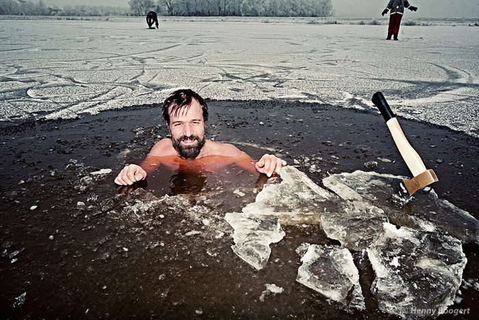 Вим Хоф проплыл 100 метров под ледником.