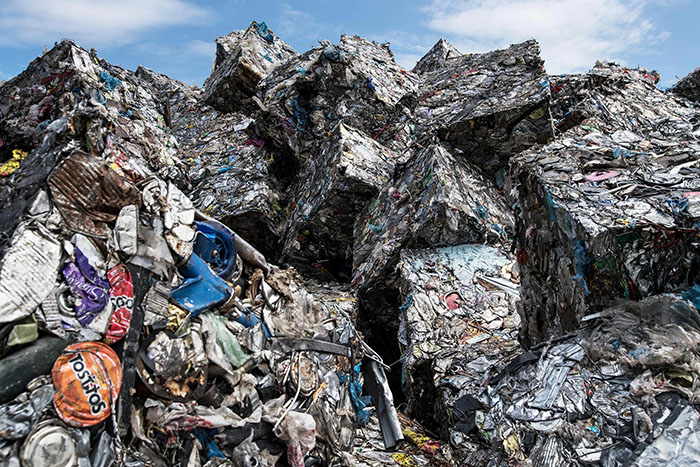 Прессованный мусор валяется на свалках под открытым небом.