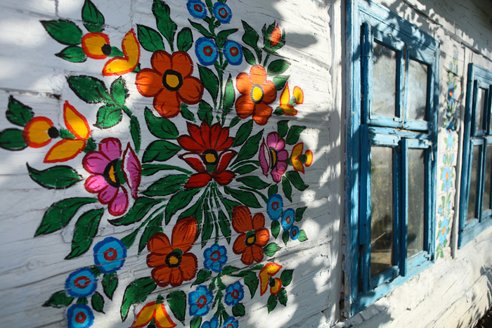 Цветочные узоры на стене жилого здания Залипье.