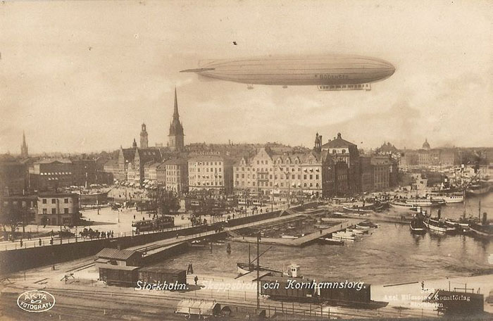 Вид на Стокгольм и дирижабль над ним. 1920е.