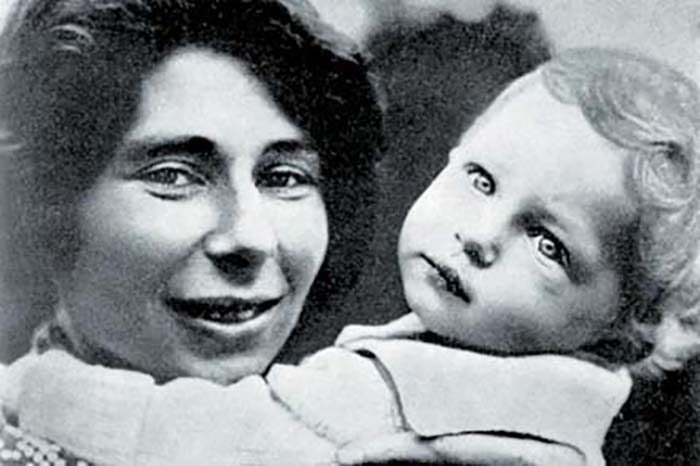 Урсула Кучински с сыном.