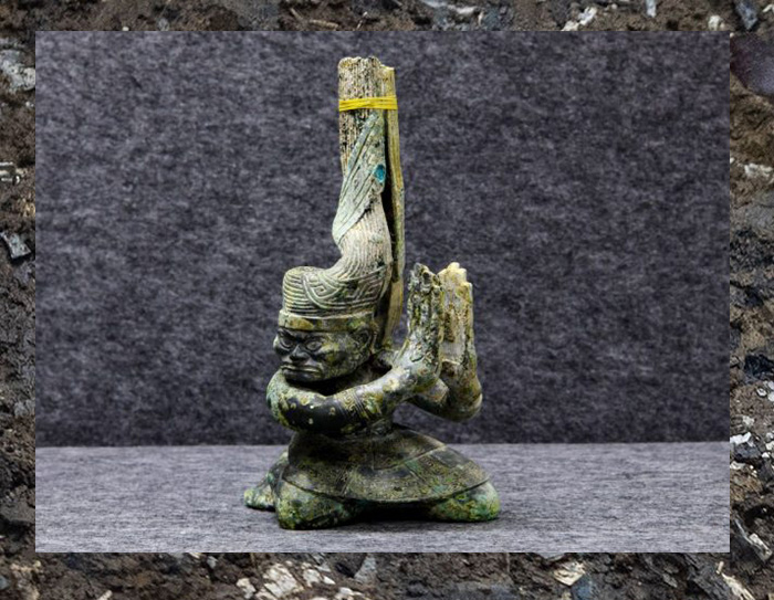 Бронзовая статуя, найденная на месте руин Саньсиндуй. 