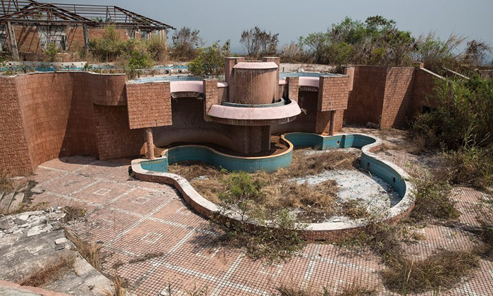 Заброшенный бассейн во дворце Мобуту.