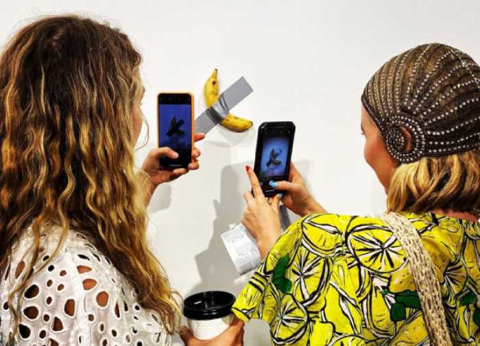 Инсталляция с бананом произвела на выставке настоящий фурор.