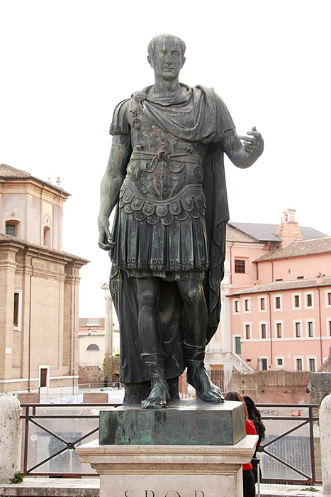 Памятник Гаю Юлию Цезарю в Риме.