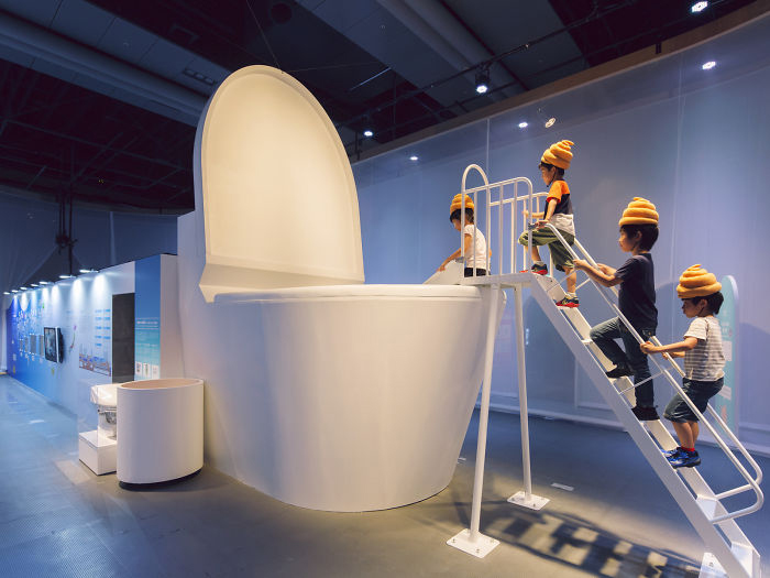 Имитация волшебного путешествия отходов жизнедеятельности человека через виртуальный мир канализации на выставке туалетов в Токио.