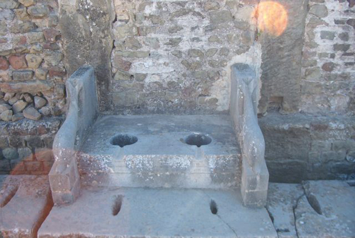 Римский туалет, окружённый скульптурами дельфинов.