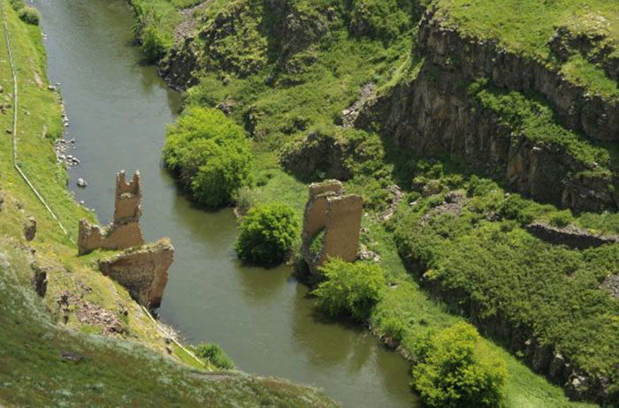 Призрачный мост под Ани. Справа Армения, слева Турция.