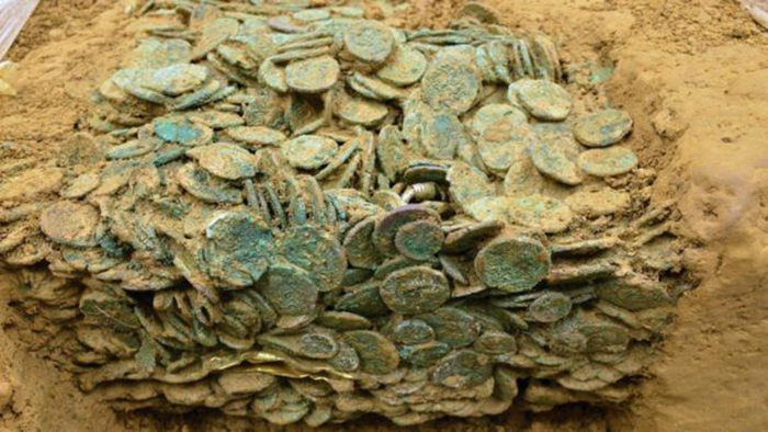 За многие годы, проведённые под землёй, монеты спрессовались в гигантский монолит.