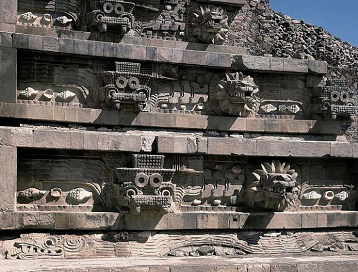 Храм украшали искусно высеченные барельефы, изображающие драконов.