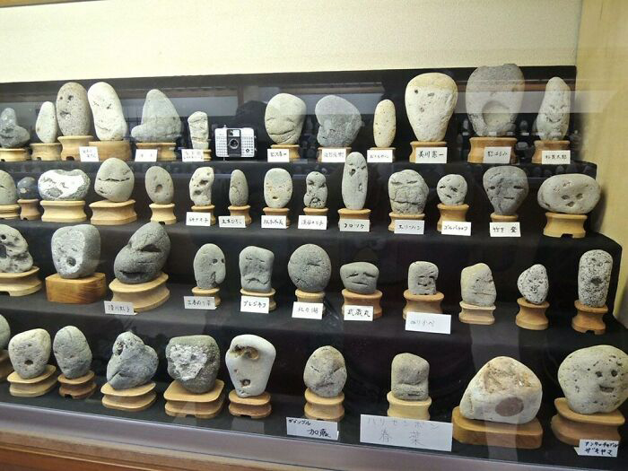 Этот музей в Японии демонстрирует различные камни уникальной формы с лицами на них.