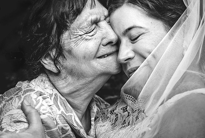 Слёзы бабушки - смесь счастья и грусти.