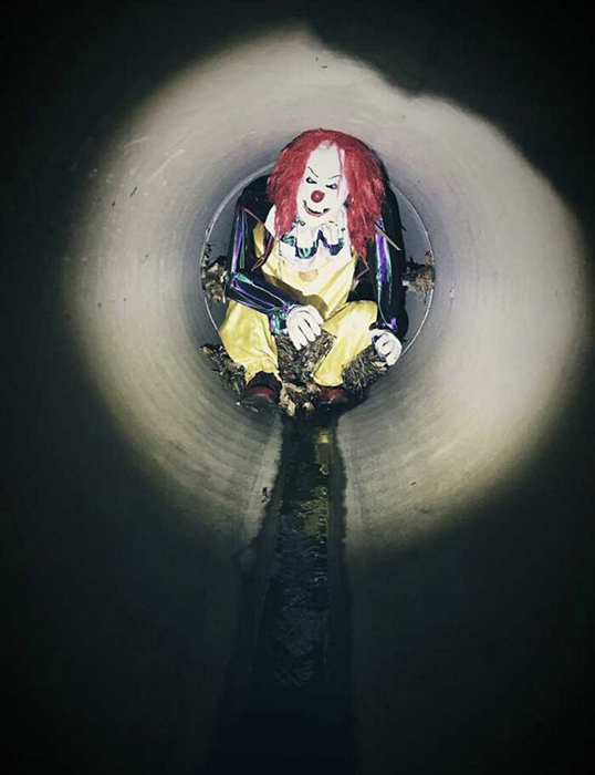 Этот манекен клоуна слесарь нашёл в канализационной трубе, привязанный вот так к решётке.