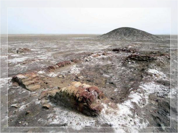 Фундамент из сырцового кирпича и зиккурат среди остатков шумерского города-государства Лагаш.