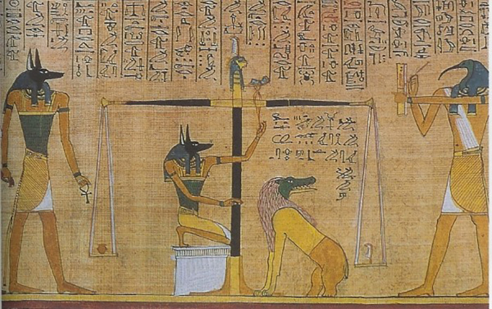 Бог Анубис (слева) наблюдает, как его слуги взвешивают деяния умершего. Бог Тот (справа, с головой ибиса) записывает результат. Древнеегипетское изображение.