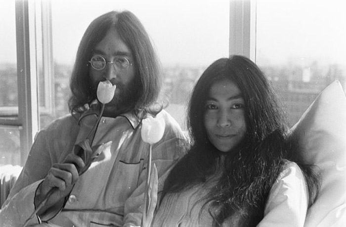 Джон Леннон и Йоко Оно с их знаменитой постельной забастовкой.