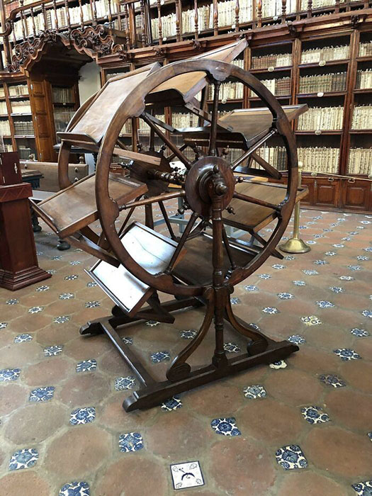Инструмент библиотеки 300-летней давности, который позволял открыть одновременно семь книг (Библиотека Палафоксиан, Пуэбла).