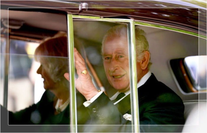 Король Карл III и королева-консорт Камилла покидают Кларенс-хаус 12 сентября 2022 года.