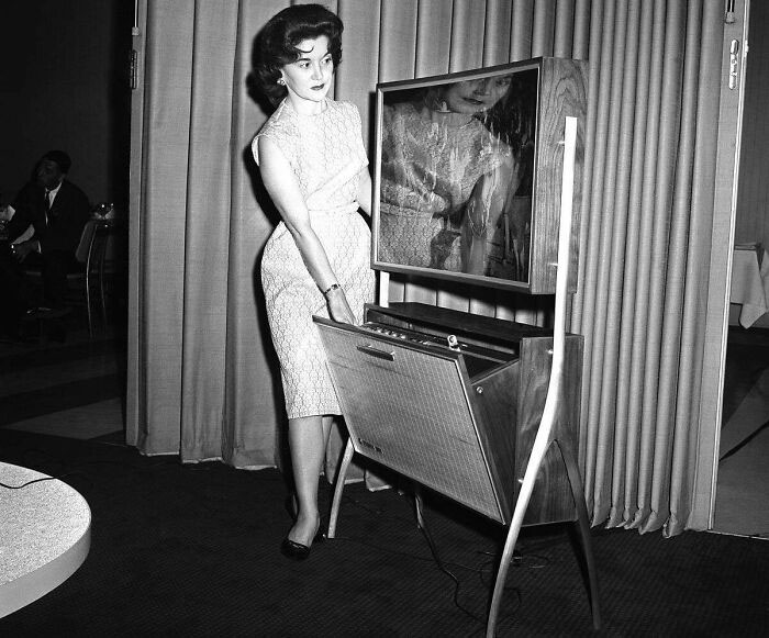 Тонкий экран телевизора (толщиной всего 4 дюйма) с устройством автоматического отсчёта времени для записи телепрограмм для последующего просмотра, Чикаго, штат Иллинойс, 21 июня 1961 года.