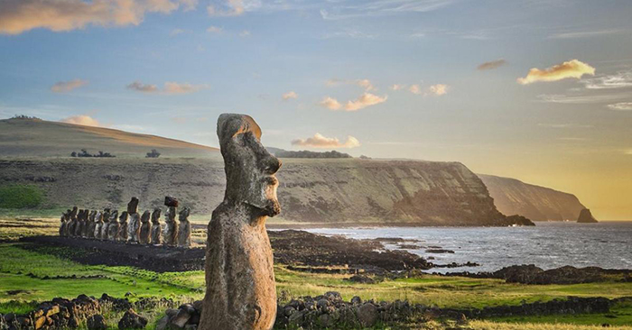 Статуи моаи на острове Пасхи.