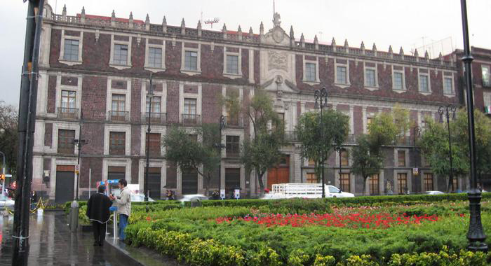Историческое здание на центральной площади Мехико.