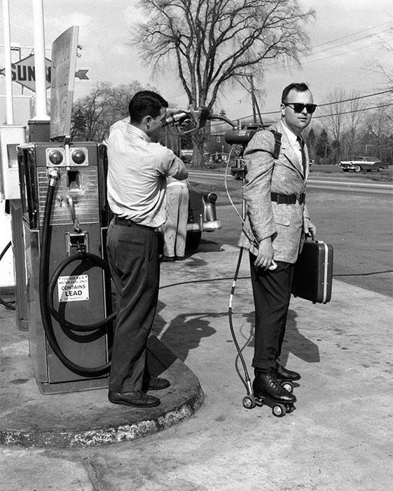 Продавец моторизованных роликовых коньков в Калифорнии, 1961 год.