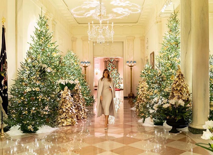 Мелания Трамп в украшенном к Новому году Белом доме.
