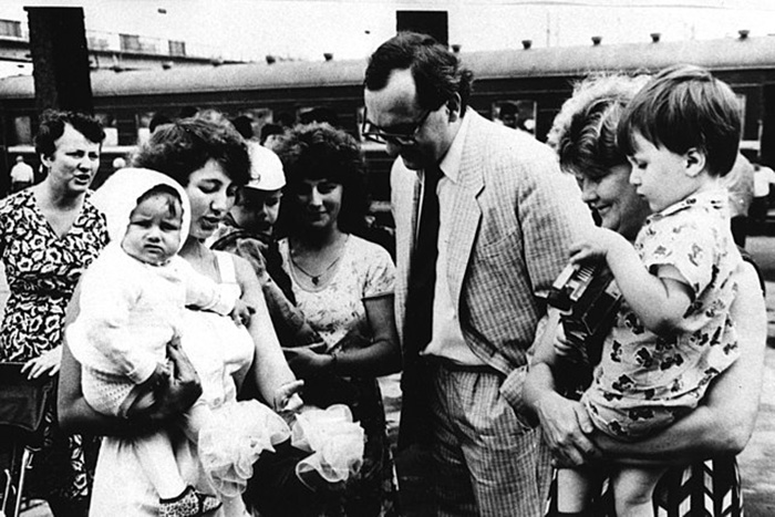 Консул Чехословацкой Федеративной Республики провожает семьи, когда они едут в Чехословакию для получения медицинской помощи.