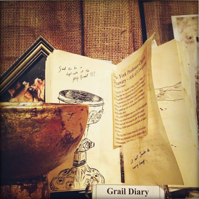 Дневник с записями о Граале Генри Джонса-старшего из фильма 1989 года «Индиана Джонс и последний крестовый поход» в Голливудском музее.