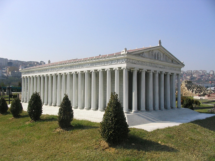 Храм Артемиды был настолько прекрасен, что даже персы при завоевании пощадили его.