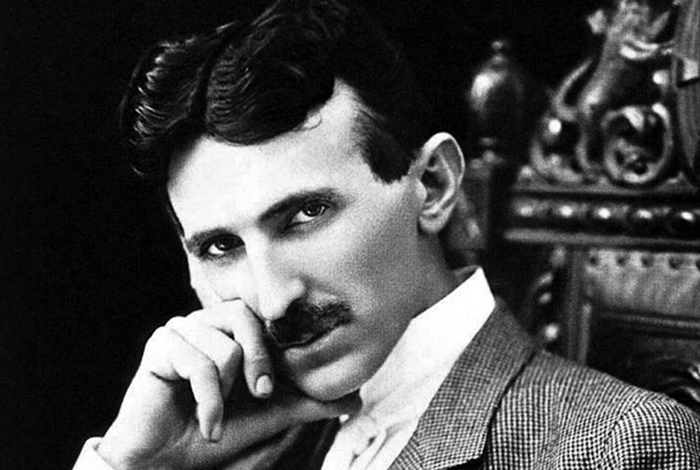 Тесла собрал первую в мире радиоуправляемую модель.