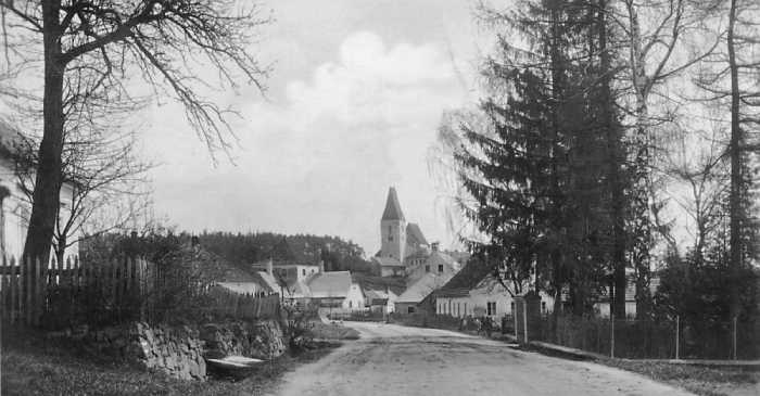 Дорога и местная церквушка в деревне Дёллерсхайм.