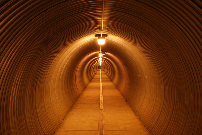 С остальным миром город связывает туннель.